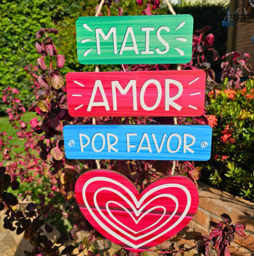 Imagem escrito: mais amor por favor.