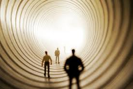 pessoas indo em direção à luz no fim do túnel